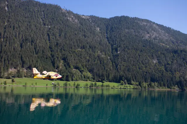 Wasseraufnahme italienisches Löschflugzeug CANADAIR am Weissensee (Archiv: Übung Combined Success 2019) | Foto: LPD Kärnten (ARCHIV 2019)