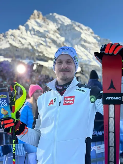 Manuel Feller steht im Mittelpunkt. | Foto: ÖSV