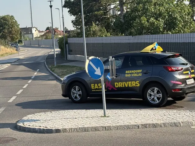 So manche Einmündung ist sehr unübersichtlich. Auch der Rechtsvorrang aus den Querstraßen ist nicht immer klar geregelt.  | Foto: Weber
