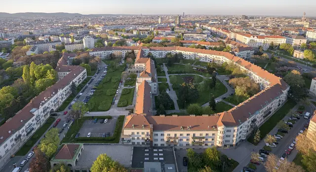 Der George-Washington-Hof wurde einst mit dem Konzept einer Gartenstadt angelegt: Die großzügigen Innenhöfe sind durchwegs begrünt und sorgen damit für eine idyllische Atmosphäre – wichtig für die Lebensqualität der Bewohner, weil die Sommer immer heißer werden. | Foto: Thomas Ledl