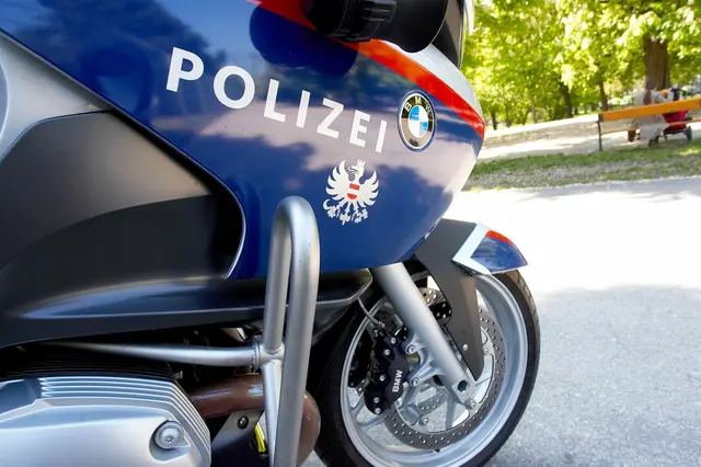 Am Sonntagnachmittag wurde eine 15-Jährige von einem Polizeimotorrad auf der Straße erfasst und schwer verletzt. (Symbolfoto) | Foto: BMI/Alexander Tuma