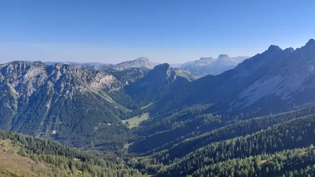 Blick in die Gsöll ( Mitte ), dahinter die Fraumauer. Rechts außen Teil der Grießmauer