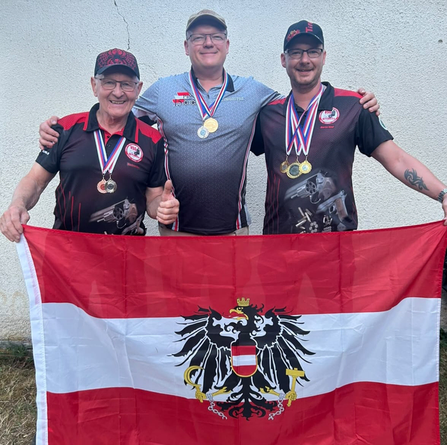Bernhard Paul (Mitte - SG Hopfgarten) eroberte als bester Tiroler bei den Europameisterschaften PPC1500 2026 in Tschechien Gold im Revolver1500. Manfred Hörl (links) und Martin Kögl (rechts - beide SG Hopfgarten) konnten fünf Medaillen in den weiteren Disziplinen gewinnen.  | Foto: Katharina Grassl
