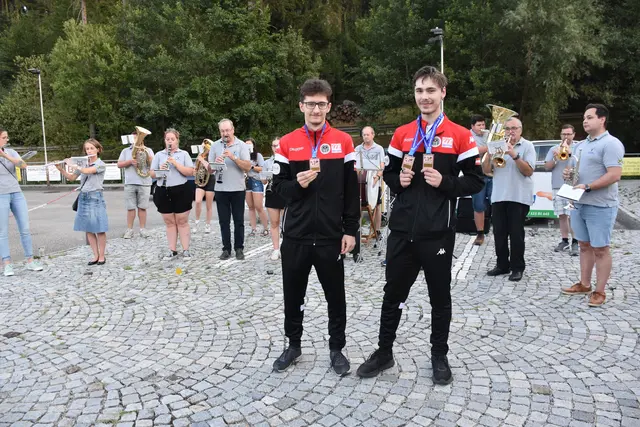 Der Schützenverein Pabneukirchen organisierte einen Empfang für die beiden Bronzemedaillen-Gewinner Fabian Steinkellner (rechts) und Daniel Mayrhofer bei der Armbrust Europameisterschaft in Frankreich.  | Foto: Zinterhof