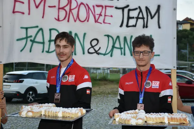 Der Schützenverein Pabneukirchen organisierte einen Empfang für die beiden Bronzemedaillen-Gewinner Fabian Steinkellner und Daniel Mayrhofer bei der Armbrust Europameisterschaft in Frankreich. Mit dabei der Musikverein Pabneukirchen.  | Foto: Zinterhof