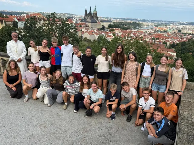 Die Ministranten und Ministrantinnen aus Peilstein und Julbach mit Abt Daniel Janáček im Kloster Strahov in Prag. | Foto: Traxler