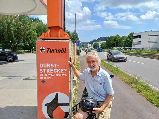 Günter Gaisbauer bei der Turmöl-Tankstelle in Puchenau. Die Zu- und Ausfahrt bei dieser Tankstelle ist für Radfahrer nicht ungefährlich | Foto: Gaisbauer
