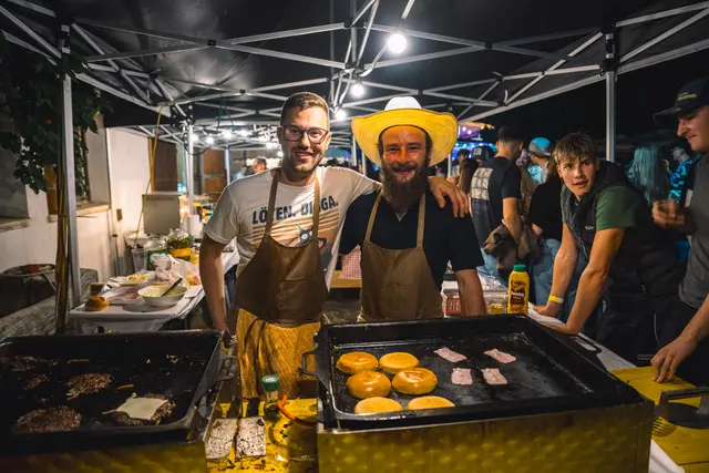 In der Burgerküche legten Mario und Simon Hand an. | Foto: Pernsteiner