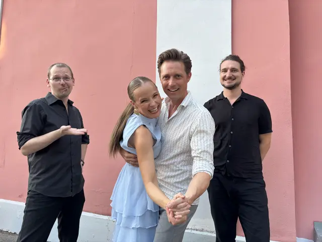Die Musicalstars Missy May und Lukas Perman traten gemeinsam mit ihren Musikern Ronald Sedlazcek (am Piano, links) und Felix Reischl (an der Gitarre, rechts) in der "Bühne" Purkersdorf auf. | Foto: Lauren Fahrenberger / MeinBezirk