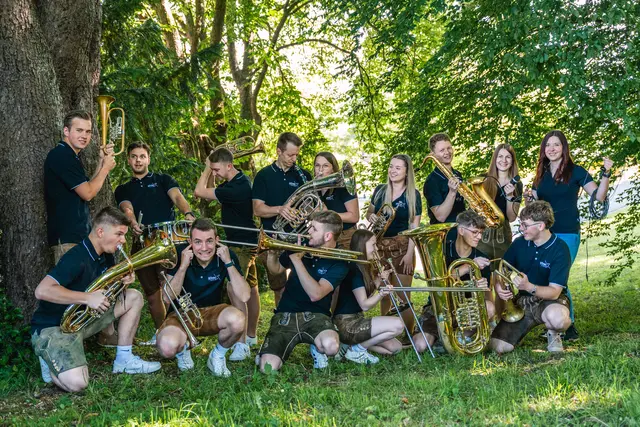 Am Freitag-Abend sorgt die junge Blasmusik-Band „BöhmX“ im Festzelt für gute Stimmung.  | Foto: BöhmX