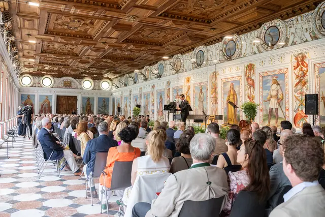 Der spanische Saal auf Schloss Ambras war gefüllt mit Prominenz. | Foto: © Birgit Pichler
