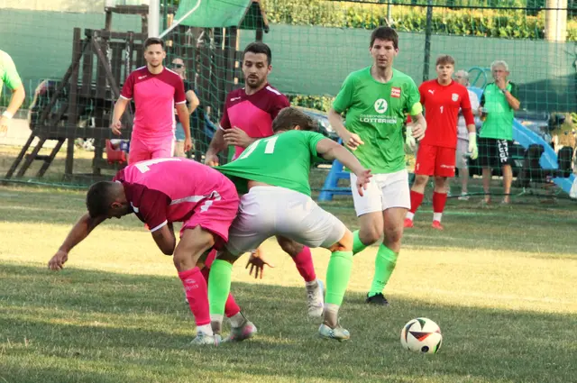 Zweikämpfe im Mittelfeld prägten das Spiel zwischen SV Zuberbach und SV Ollersdorf in der 2. Klasse Süd B zum Meisterschaftsauftakt vor 150 Zuschauern. | Foto: Peter Seper