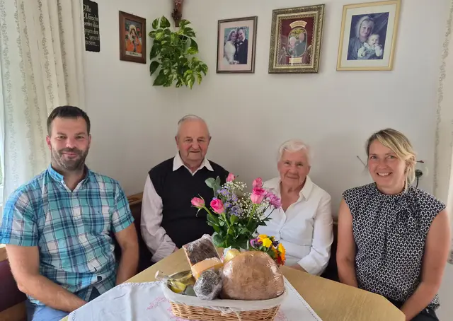 Vizebgm. Gerald Petzlberger, Jakob und Flora Brandstätter, Bgm. Waltraud Grall | Foto: Gemeinde Göriach