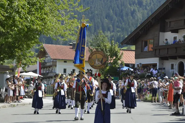 Musikkapellen aus der Wildschönau und den umliegenden Gemeinden sorgten für die passende Begleitung. | Foto: Brigitte Eberharter