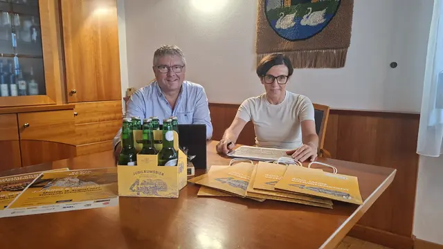 Bürgermeisterin Doris Staudinger und Eventmanager Manfred Ettinger präsentieren das Jubiläumsdesign. | Foto: Stadtgemeinde Schwanenstadt
