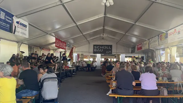     Die Mitglieder der Feuerwehr sorgten für ein gelungenes Festwochenende. | Foto: Alejandra Ortiz / MeinBezirk