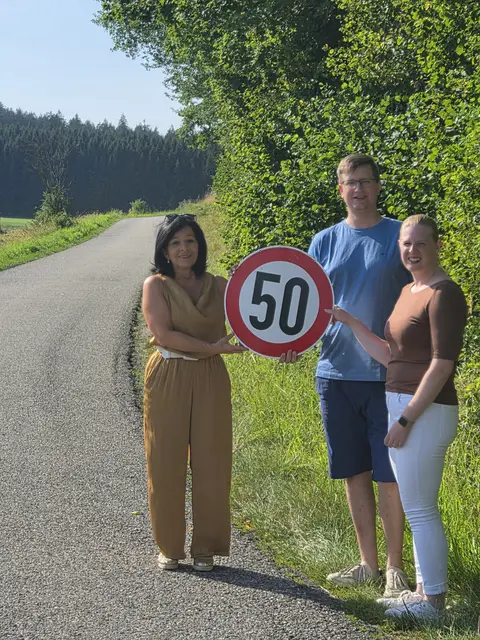 Laut Bürgermeisterin Margit Göll (l.) soll die neue 50er-Beschränkung für mehr Sicherheit auf dem unübersichtlichen Straßenabschnitt sorgen. | Foto: Gemeinde Moorbad Harbach