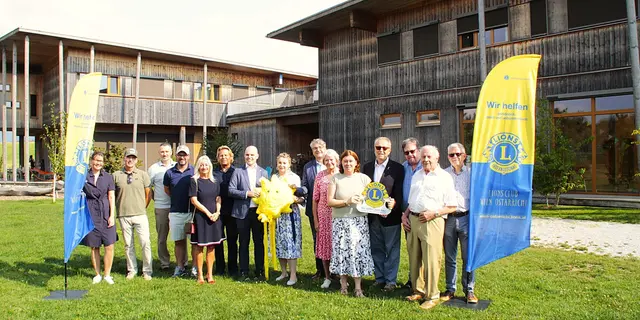 Von rechts: Peter Kriz, Friedrich Hoffenreich, Hannes Rosner,Karl Sagmeister, Sonneninsel-GF Martina Weber, Brigitte Sagmeister, Siegfried Spatzenegger, Daniela Werndl, Marcel Hubeli, Volker Hagn mit Gattin, Manuel Goldmann, Stefan Ritter, Markus Haas und Marion Eder.  | Foto:  LC Seekirchen/L.Vogl 