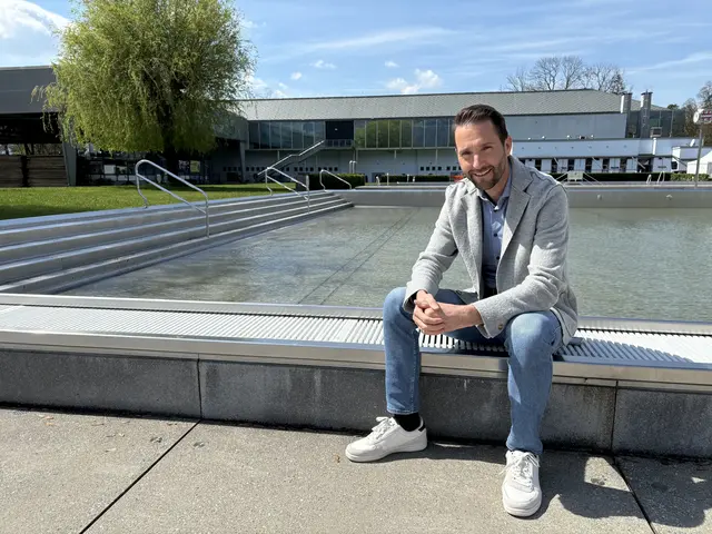 Roland Oberhauser, Leiter der städtischen Betriebe, in "seinem" Volksgartenbad. | Foto: Lisa Gold