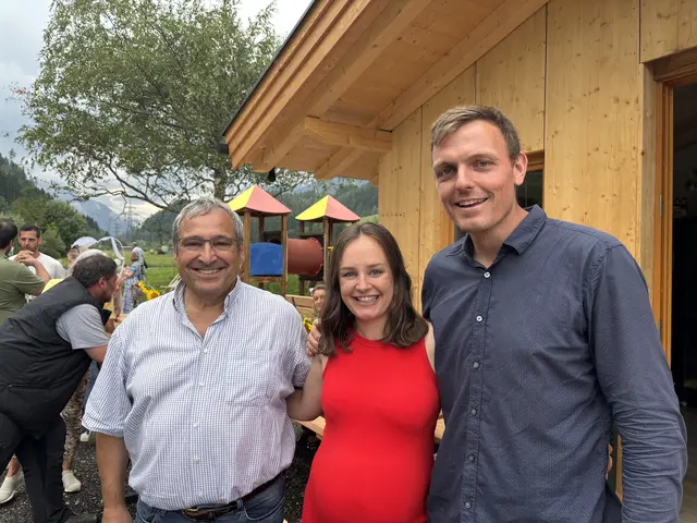 "Der neue Kiosk ist sicher eine Bereicherung für die Radroute Stubai", meinte Bgm. Peter Lanthaler, der im Bild mit den Inhabern Lisa und Benjamin Benedikt zu sehen ist. | Foto: Kainz
