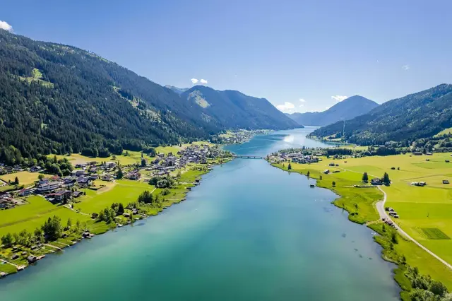 Der Weißensee wird vorübergehend zur Wasserquelle für die grenzüberschreitenden Löscharbeiten: Ein gekennzeichneter Korridor in der Seemitte steht dafür den Löschflugzeugen zur Verfügung. | Foto: Stabentheiner