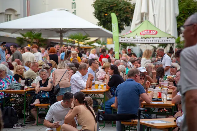 Der Kirchenplatz war randvoll mit Konzertbesuchern gefüllt.  | Foto: MeinBezirk/Constance Haslberger