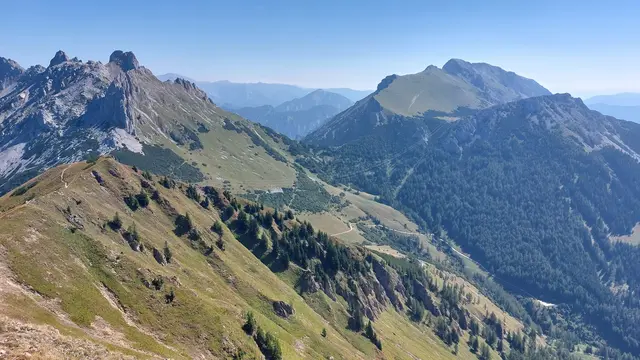 Rechs aussen die Leobner Mauer, links der Hochturm ( Trenchtling ), Bildmitte hinten die Meßnerin