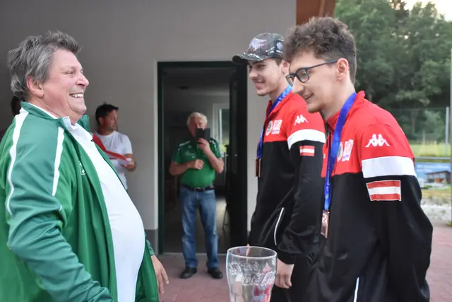 Der Schützenverein Pabneukirchen organisierte einen Empfang für die beiden Bronzemedaillen-Gewinner Fabian Steinkellner und Daniel Mayrhofer bei der Armbrust Europameisterschaft in Frankreich. Mit dabei der Musikverein Pabneukirchen.  | Foto: Zinterhof