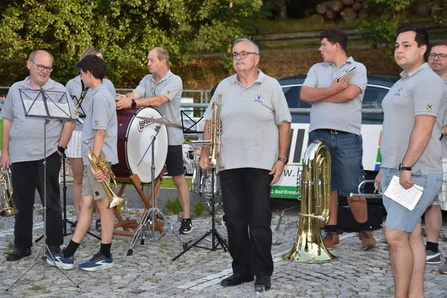 Der Schützenverein Pabneukirchen organisierte einen Empfang für die beiden Bronzemedaillen-Gewinner Fabian Steinkellner und Daniel Mayrhofer bei der Armbrust Europameisterschaft in Frankreich. Mit dabei der Musikverein Pabneukirchen.  | Foto: Zinterhof