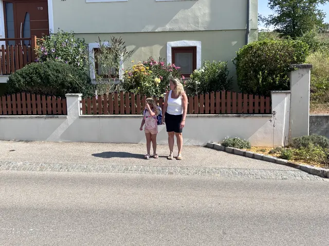 Links, rechts, links: Vor dem Überqueren der Straße wird genau geschaut, ob ein Fahrzeug kommt. | Foto: Alexandra Goll
