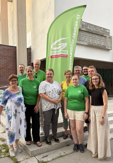 Die Perchtoldsdorfer Grünen am Marienplatz. V.l.: Hudler, Richter, Wühr, Westendorf, Günzl, Klein, Wolfert, Koller, Korosec, Stephan, Faber. | Foto: Grüne Perchtoldsdorf