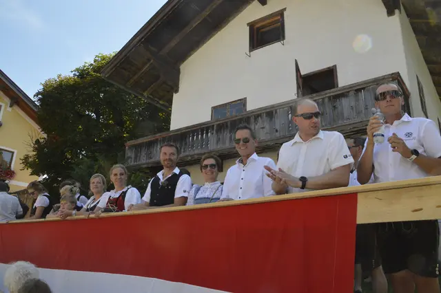 Auf der Ehrentribüne: Vizebgm. Michaela Hausberger, LA Katrin Brugger, Bgm. Hannes Eder und der Hopfgartner Bgm. Paul Sieberer Mit seiner Frau Anni | Foto: Brigitte Eberharter