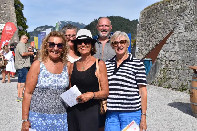 Cordula, Karin und Hannelore (aus Hopfgarten und Kufstein, vorne v.l.) besuchten gemeinsam mit Ilse und Walter (hinten) aus dem Wald- und Mostviertel den MusicalSommer.  | Foto: Barbara Fluckinger