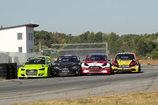 Tür an Tür - bei den Supercars wurde sich im Waldviertel nichts geschenkt. | Foto: Harald Lindtner