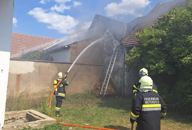 In einem Stadel, der Teil eines Vierkanthofs ist, war ein Feuer ausgebrochen. | Foto: FF Weitersfeld