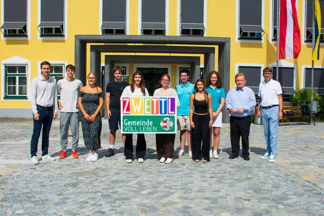 Die Ferialpraktikanten im Juli: Am Bild befinden sich Vizebürgermeister Alexander Leutgeb, die Ferialpraktikanten Felix Kreitner (Bauhof), Irene Paukner (Kindergarten), Theodor Dürr (Bauhof), Alice Kruisz (Zwettl-Info/Stadtbücherei/Stadtamt), Marlene Faltin (Stadtarchiv), Michael Sulzbachner (ZwettlBad), Dara Papazyan (Kindergarten), Anna Maria Blauensteiner (ZwettlBad) sowie Bürgermeister LAbg. ÖkR Franz Mold und Stadtamtsdirektor Mag. Hermann Neumeister. Nicht am Bild: Ferialpraktikantin Lena Winter (ZwettlBad). | Foto: Stadtgemeinde Zwettl