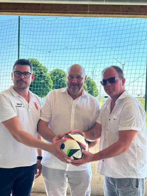 Gruppenfoto mit Ball