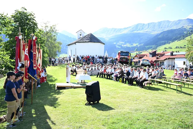 Am Muiren in Serfaus wurde die Feldmesse mit anschließender Segnung der neuen Einsatzfahrzeuge abgehalten. | Foto: BFV Landeck / Nagele