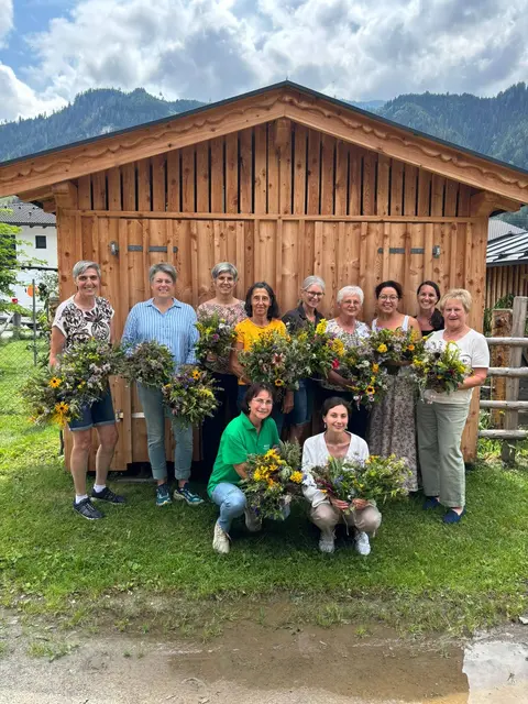 Gemeinsam eine Kräuterbuschen binden unter fachkundiger Anleitung macht einfach mehr Spass und Freude. | Foto: TAURISKA