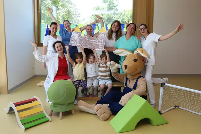 Hase Leo und das Organisationsteam freuen sich ganz besonders auf das diesjährige Fest.
Hintere Reihe v.l.n.r. Verena Schwarzfeld; Carina Christian; Anja Christof; Danijela Dohnal-Suvajac, Petra Kemeter; Franziska Wedekind
Vorne:. Zsófia Róna mit den Kindern und Leo | Foto: NÖ LGA – Landesklinikum Baden-Mödling