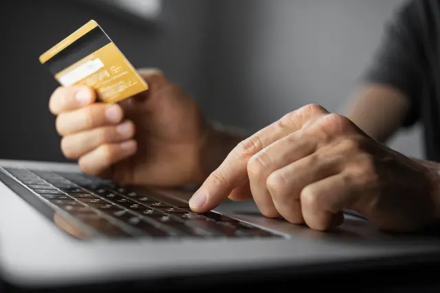 Das Opfer tätigte mehrere Überweisungen auf ausländische Konten. (Symbolbild) | Foto: stock.adobe.com/at/kite_rin