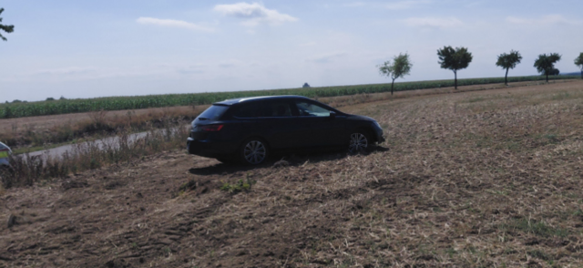 Ein Pkw kam auf der L1155 zwischen Kainreith und Rodingersdorf von der Straße ab und landete im angrenzenden Feld. | Foto: Feuerwehr