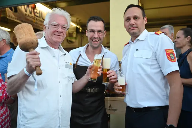 Offizieller Bieranstich mit StR Franz Schwabl, Vizebürgermeister Jowi Trenner und Kommandant Christoph Charvat. | Foto: 2026psb/sap