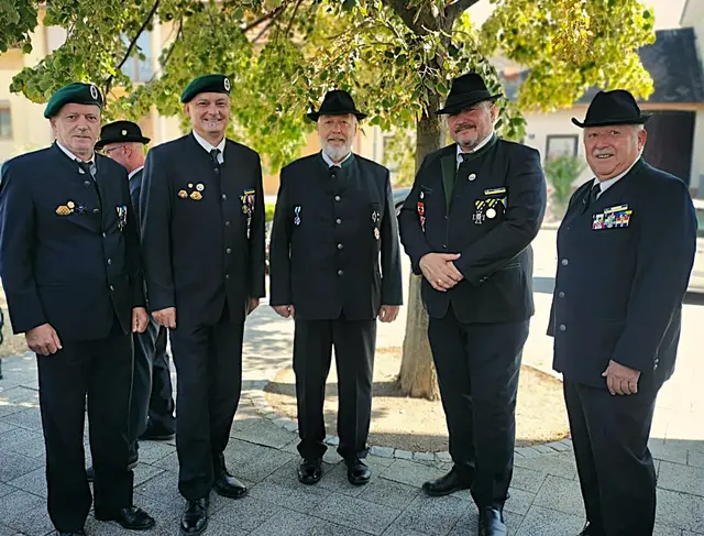 Obmann ÖKB-Ortsverband Ginzersdorf Herbert Antoni, Obmann ÖKB-Ortsverband Niederleis Franz Hammer, Obmann Stellvertreter ÖKB-Stadtverband Mistelbach Herbert Ofenauer, ÖKB-Bezirksobmann Mistelbach Josef Kohzina, ÖKB-Hauptbezirksobmann Walter Kirchsteiger. | Foto: ÖKB Claudia Pilgram 
