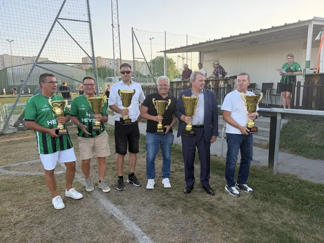 Am Bild: Hellas-Obmann-Stv. Andy Weiss, Hellas-Vorstandsmitglied Joachim Klepp, Bezirksvorsteher-Stellvertreter Andreas Dvorak (FPÖ), Landtagsabgeordneter Hans Arsenovic (Grüne), WFV-Präsident Robert Sedlacek, Landtagspräsident Anton Mahdalik (FPÖ). | Foto: Hellas Kagran