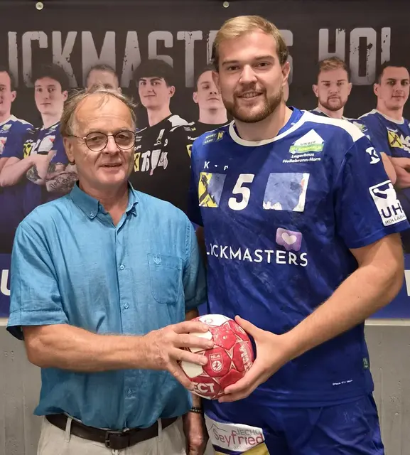 GR Peter Loy (mit Tobias Parzer) übernahm die Patronanz über das finale Spiel gegen die BT Füchse! | Foto: UHC Hollabrunn