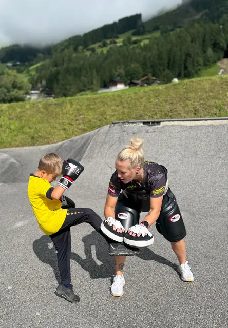 Ein zentraler Punkt im Kampfsport ist das bewusste Umleiten von Frust und eigenen aggressiven Verhaltensweisen, die durch den Mobbingstress entstehen. | Foto: Christin Fiedler