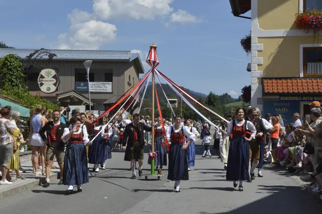 Der Trachtenverein Wildschönau tanzte nach dem Umzug auf.  | Foto: Brigitte Eberharter