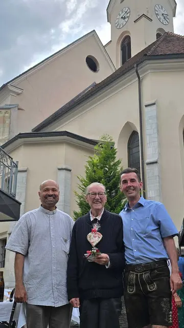 Bei guten Gesprächen und vielen persönlichen Begegnungen fand diese besondere Feier der Dankbarkeit und Gemeinschaft einen herzlichen Ausklang. Dechant Lawrence Pinto und Bürgermeister Josef Ofner sagten Danke. | Foto: S. Kahle