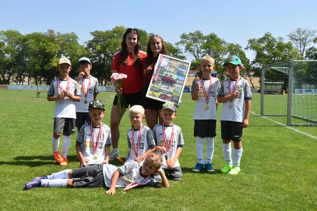 Trainerinnen Janine Sagl und Anna Pfeiffer aus Statzendorf feierten mit ihrer U9 den dritten Platz und verabschiedeten Anna zu ihrem Auslandssemester nach Finland.